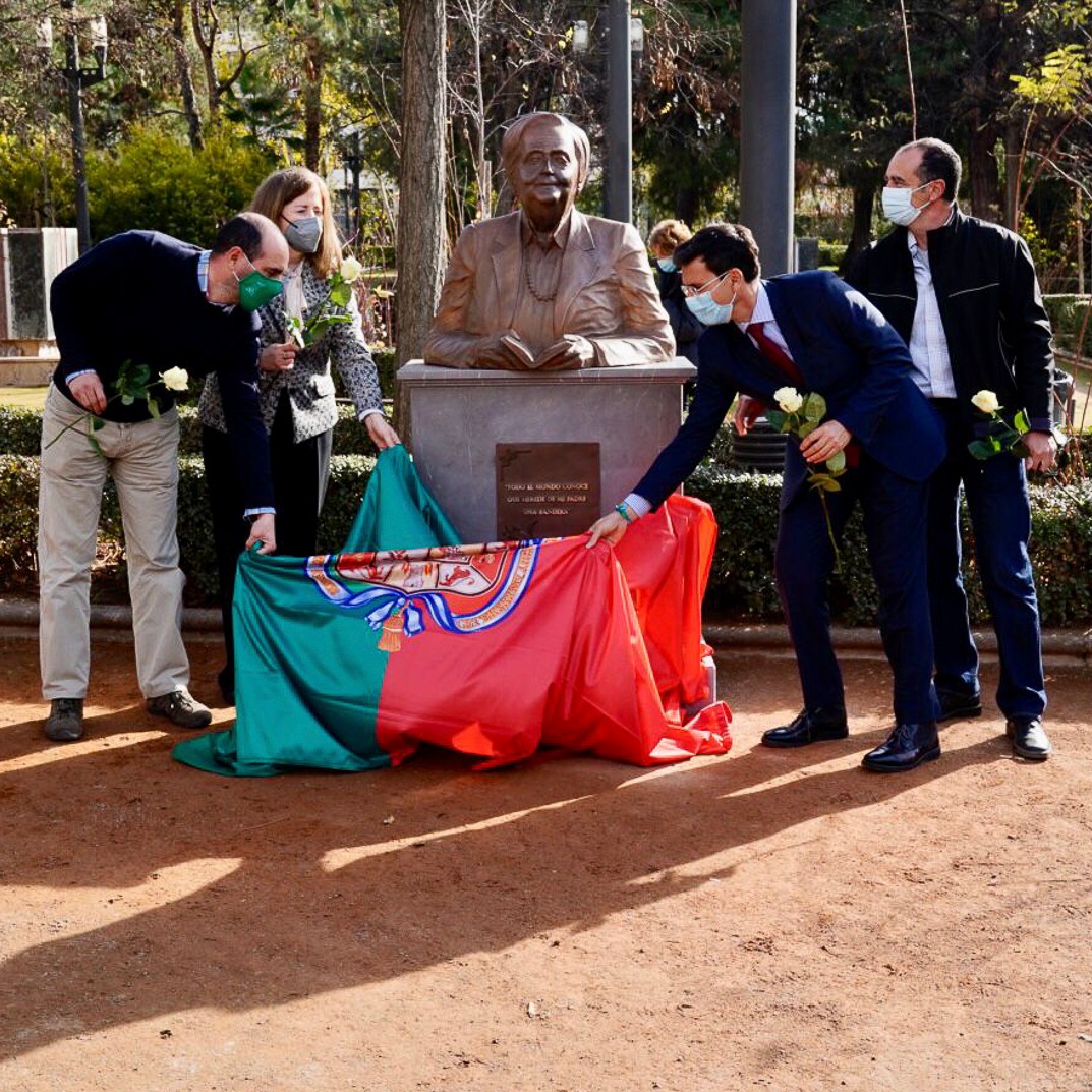 ©Ayto.Granada: EL AYUNTAMIENTO DEDICA UNA ESCULTURA EN HONOR A MARILUZ ESCRIBANO EN EL PARQUE GARCA LORCA 